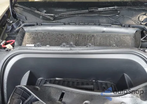 2024 Tesla Model Y Long Range Dual Motor All-Wheel Drive/Rwd z USA, uszkodzony, nr VIN 7SAYGDED4RF072600